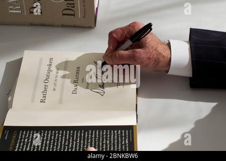 Austin Texas USA, ottobre 2012: Il giornalista Dan firma piuttosto una copia del suo ultimo lavoro, "piuttosto parlato", sui suoi anni di giornalista di CBS. ©Bob Daemmrich Foto Stock