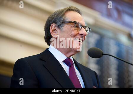 Austin Texas USA, ottobre 2012: Lo storico e scrittore Robert Caro parla al Texas Book Festival 2012 del suo ultimo lavoro, 'The Passage of Power', il suo quarto libro sul presidente Lyndon Baines Johnson. ©Bob Daemmrich Foto Stock