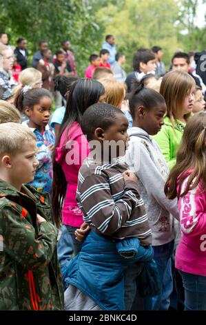 Apache Pass Texas USA, ottobre 2012: Studenti delle scuole superiori delle contee di Cameron e Lee nel Texas centrale in un viaggio sul campo per assistere alla dedicazione alla presentazione del primo cartello stradale lungo la parte Texas del percorso storico nazionale El Camino Real del los Tejas. ©Bob Daemmrich Foto Stock