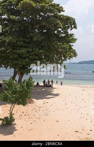 dh spiagge GALLE FORT SRI LANKA Lankan persone sulla spiaggia di sabbia Foto Stock