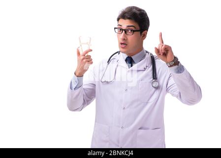 Il giovane maschio medico con calibri isolato su bianco Foto Stock