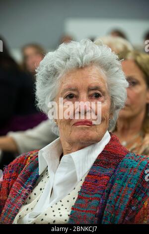 Austin, Texas USA, 31 ottobre 2012: Annie Glenn, moglie dell'astronauta in pensione e degli Stati Uniti Il senatore John Glenn, ascolta mentre Glenn parla alla Lyndon Baines Johnson Library 50 anni dopo una prima orbita della Terra in una capsula spaziale Mercury il 20 febbraio 1962. ©Bob Daemmrich Foto Stock