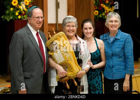 Austin, Texas USA, ottobre 26 2012: Donna ebrea, 67 anni, si pone con i membri orgogliosi della famiglia mentre tiene la Torah dopo la sua cerimonia di Bat Mitzvah. ©Bob Daemmrich Foto Stock