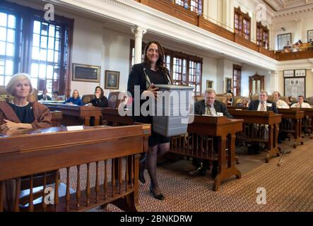 Austin Texas USA, 17 dicembre 2012: Un segretario di Stato del Texas porta la cassa elettorale come membri repubblicani del Texas del collegio elettorale votare per il biglietto presidenziale di Mitt Romney/Paul Ryan durante le cerimonie Lunedi al Campidoglio del Texas. Come previsto, i candidati hanno ottenuto una vittoria unanime e i risultati sono stati trasmessi a Washington, D.C. come richiesto dalla Costituzione degli Stati Uniti. ©Bob Daemmrich Foto Stock