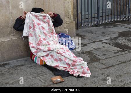 Mendicante per le strade Foto Stock