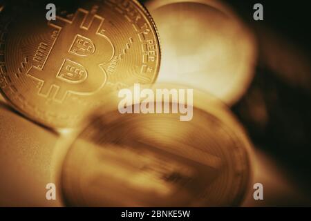 Primo piano di moneta virtuale Bitcoin d'oro Set sul tavolo. Foto Stock