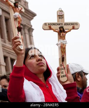 Austin, Texas USA, 26th gennaio 2013: Una grande folla si riunisce al Campidoglio del Texas per un rally annuale anti-aborto e pro-vita, tra cui donne che detengono piccole croci di legno con un Gesù crocifisso sanguinato su di esso e 'l'agonia di Gesù Cristo' scritto su di esso in spagnolo. Foto Stock