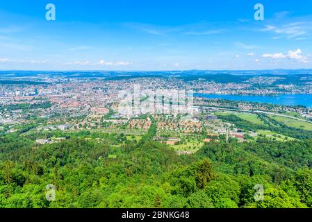 Vista panoramica del lago di Zurigo e delle Alpi dalla cima del monte Uetliberg, dalla piattaforma di osservazione sulla torre su Mt. Uetliberg, Svizzera, Europ Foto Stock