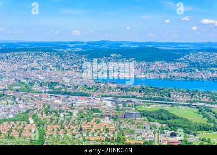 Vista panoramica del lago di Zurigo e delle Alpi dalla cima del monte Uetliberg, dalla piattaforma di osservazione sulla torre su Mt. Uetliberg, Svizzera, Europ Foto Stock