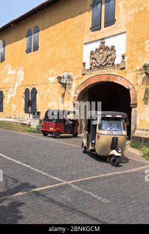 dh Dutch Forts Old Gate GALLE FORT SRI LANKA Sri Lanka rickshaw Tuk Tuk Tuk tuktuk edificio storico entrata tuktuk Foto Stock