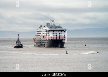 La nave da crociera a motore verde MV Fridtjof Nansen si avvicina a Cardiff oggi sabato 14/3/20, accompagnata da due rimorchiatori. Foto Stock