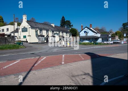 La Coach House e la Blue Bell in, St Mellons, Cardiff sotto un cielo blu in bella primavera sole durante la pandemia coronavirus, 26/3/20. Foto Stock