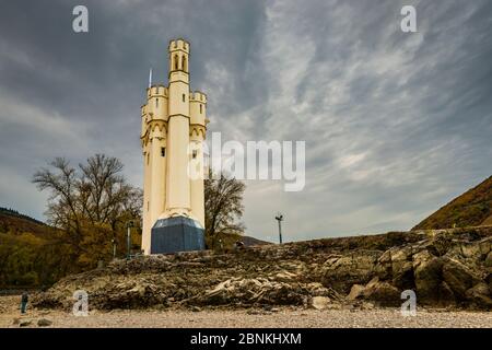 Torre del topo a Bingen am Rhein in acque basse, all'inizio della Valle del Medio Reno, ex torre a pedaggio sull'isola della Torre del mouse a Binger Loch, patrimonio mondiale dell'UNESCO Valle del Medio Reno, angolo Reno-Nahe Foto Stock