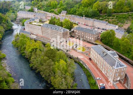 Vista aerea del sito patrimonio dell'umanità di New Lanark, chiusa durante la chiusura della covid-19, accanto al fiume Clyde nel Lanarkshire meridionale, Scozia, Regno Unito Foto Stock