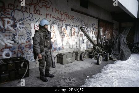 23 febbraio 1994 durante l'assedio di Sarajevo: Un soldato francese protegge le armi serbo-bosniache in un cantiere scolastico nella zona di Grbavica della città. Foto Stock