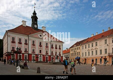 Stati baltici, Estonia, Tartu, municipio, classicismo precoce, facciata, fontana, studenti bacianti Foto Stock