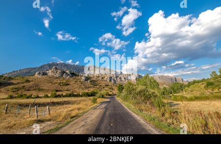 percorso inaspettato, strada di campagna in montagna, avventura di rischio, viaggio, escursione, scoprire nuovi luoghi Foto Stock