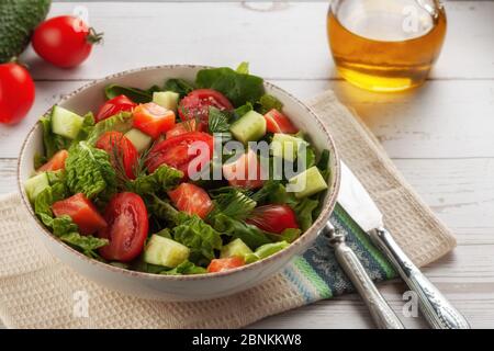 Insalata di salmone con spinaci, pomodori ciliegini, insalata di mais, menta fresca e basilico. Concetto per un pasto gustoso e sano. Foto Stock