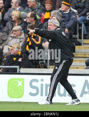 KINGSTON UPON HULL, INGHILTERRA - il manager di Hull City Steve Bruce durante la partita della Premier League tra Hull City e Manchester City al KC Stadium, Kingston upon Hull sabato 15 marzo 2014 (Credit: Mark Fletcher | MI News) Foto Stock