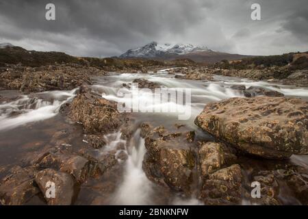 Fiume Sligachan nel tardo inverno, Skye, Scozia, marzo 2014. Foto Stock