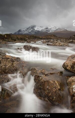 Fiume Sligachan nel tardo inverno, Skye, Scozia, marzo 2014. Foto Stock