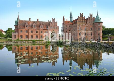 Il Castello di Egeskov si trova vicino a Kvaerndrup, nel sud dell'isola di Funen, Danimarca. Il castello è la ruota d'acqua rinascimentale meglio conservata in Europa Foto Stock