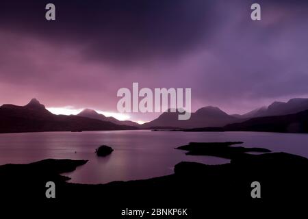 Alba sul Loch male un Ghaill, Assynt, altopiani, Scozia, Regno Unito, novembre 2013. Foto Stock