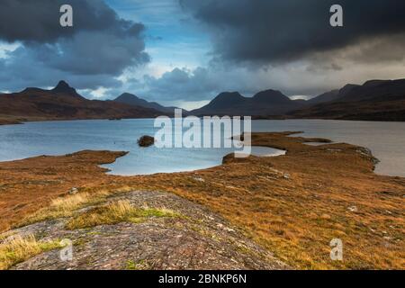 Luce di tempesta sul Loch male un Ghaill, Assynt, altopiani, Scozia, Regno Unito, novembre 2013. Foto Stock