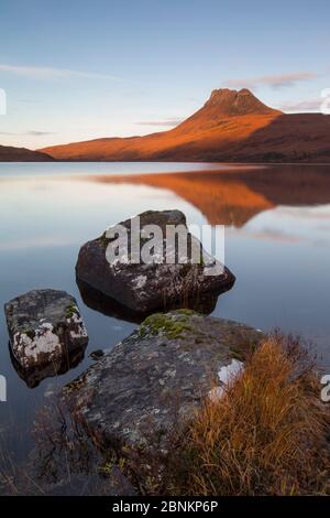 Alba sul Loch Lurgainn verso Stac Pollaidh, Assynt, altopiani, Scozia, Regno Unito, novembre 2013. Foto Stock