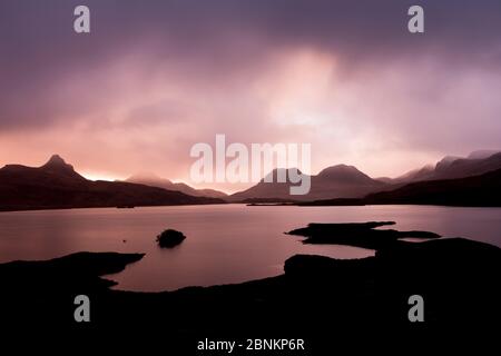 Alba sul Loch male un Ghaill, Assynt, altopiani, Scozia, Regno Unito, novembre 2013. Foto Stock