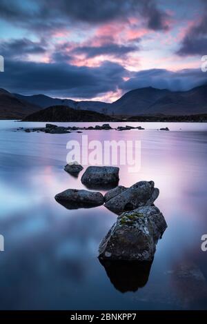 Twilight su Lochan na h'Aclaise, Rannoch Moor, Glencoe, Lochaber, Scotland, Regno Unito, ottobre 2014. Foto Stock