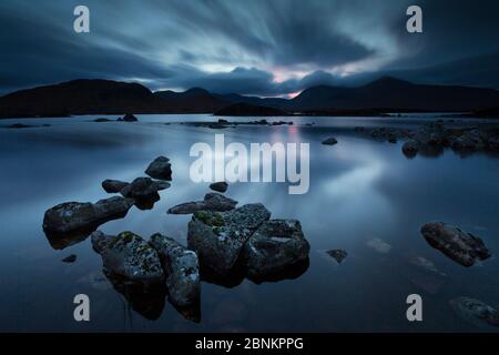 Twilight su Lochan na h'Aclaise, Rannoch Moor, Glencoe, Lochaber, Scotland, Regno Unito, ottobre 2014. Foto Stock