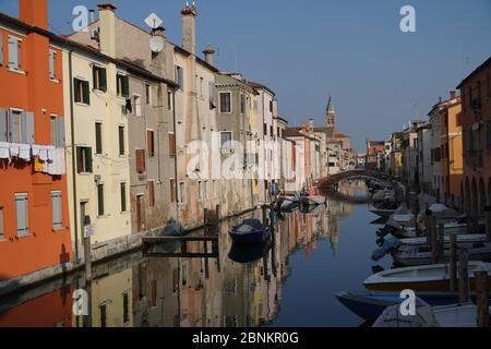 Canale Venere a Chioggia, Italia con le sue tipiche facciate colorate e le barche. Foto Stock