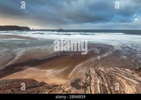 Sandwood Bay in luce tempestoso, Sutherland, Scozia, Regno Unito, dicembre 2014. Foto Stock