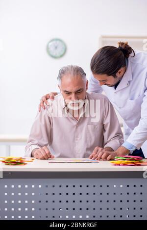 Medico e paziente che soffre della malattia di Alzheimer Foto Stock
