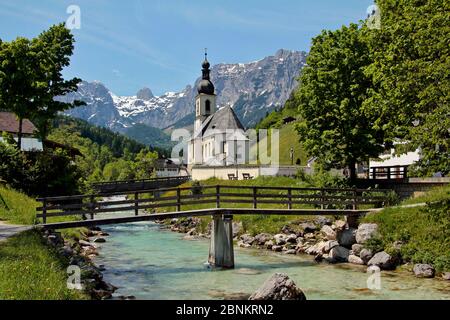 Chiesa parrocchiale contro Reiteralpe, Ramsau, Berchtesgadener Land, alta Baviera, Baviera, Germania Foto Stock
