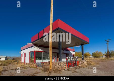 Stazione di servizio abbandonata a Chama, New Mexico, USA [Nessuna release di proprietà; disponibile solo per licenze editoriali] Foto Stock