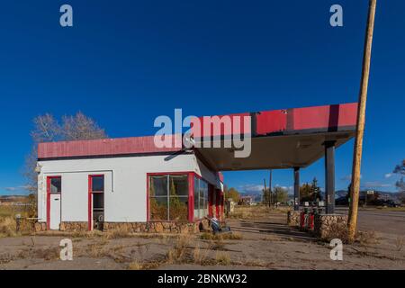 Stazione di servizio abbandonata a Chama, New Mexico, USA [Nessuna release di proprietà; disponibile solo per licenze editoriali] Foto Stock