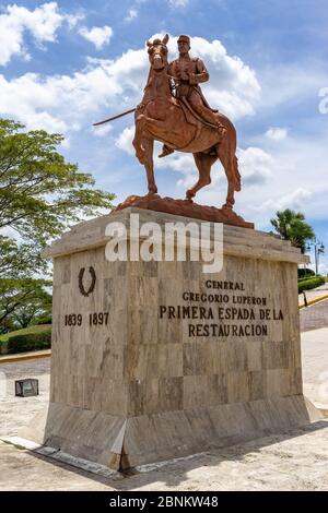 Caraibi, grandi Antille, Repubblica Dominicana, Santiago, statua del generale Gregorio Luperón sotto il Monumento a los Héroes de la Restauración Foto Stock