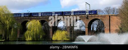 Greater Anglia treno che passa sopra il viadotto in Central Park, Chelmsford City, Essex County, Inghilterra, Regno Unito Foto Stock