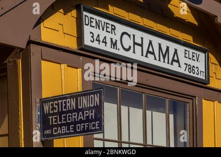 Presso la stazione Chama della ferrovia panoramica Cumbres & Toltec a Chama, New Mexico, USA Foto Stock