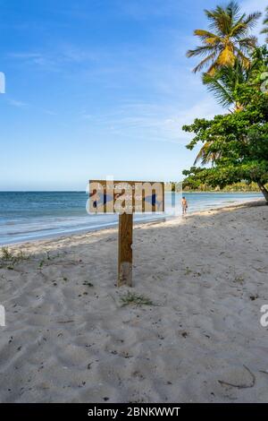 Caraibi, Greater Antilles, Repubblica Dominicana, Samaná, Las Galeras, segno sulla spiaggia Playa Grande a Las Galeras Foto Stock