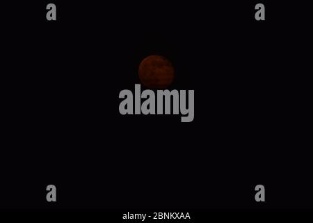 rosso sangue scuro luna piena Foto Stock