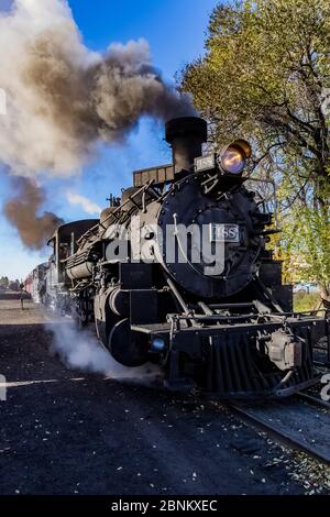 Locomotive pronte per una corsa presso la stazione di Chama della ferrovia panoramica Cumbres & Toltec a Chama, New Mexico, USA Foto Stock