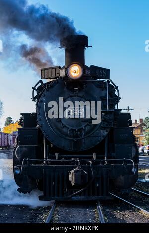 Locomotive pronte per una corsa presso la stazione di Chama della ferrovia panoramica Cumbres & Toltec a Chama, New Mexico, USA Foto Stock