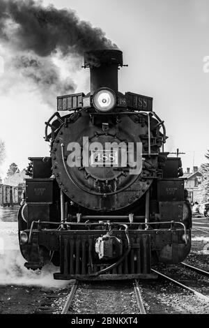 Locomotive pronte per una corsa presso la stazione di Chama della ferrovia panoramica Cumbres & Toltec a Chama, New Mexico, USA Foto Stock