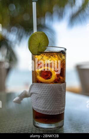 America, Caraibi, grandi Antille, Repubblica Dominicana, Samaná, Las Terrenas, Cuba Libre nel bar One Love Beach Foto Stock