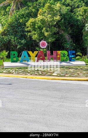 America, Caraibi, Antille maggiori, Repubblica Dominicana, Provincia di la Altagracia, Bayahibe, scritte decorative all'ingresso di Bayahibe Foto Stock