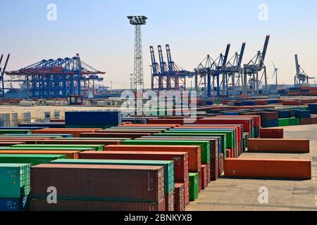 Terminal dei container nel porto di Amburgo, Amburgo, Germania Foto Stock