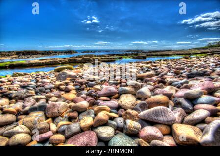 Città di Coral, Scozia. Vista artistica ravvicinata della costa rocciosa di Roome Bay, nella città di Cadel Fife. Foto Stock